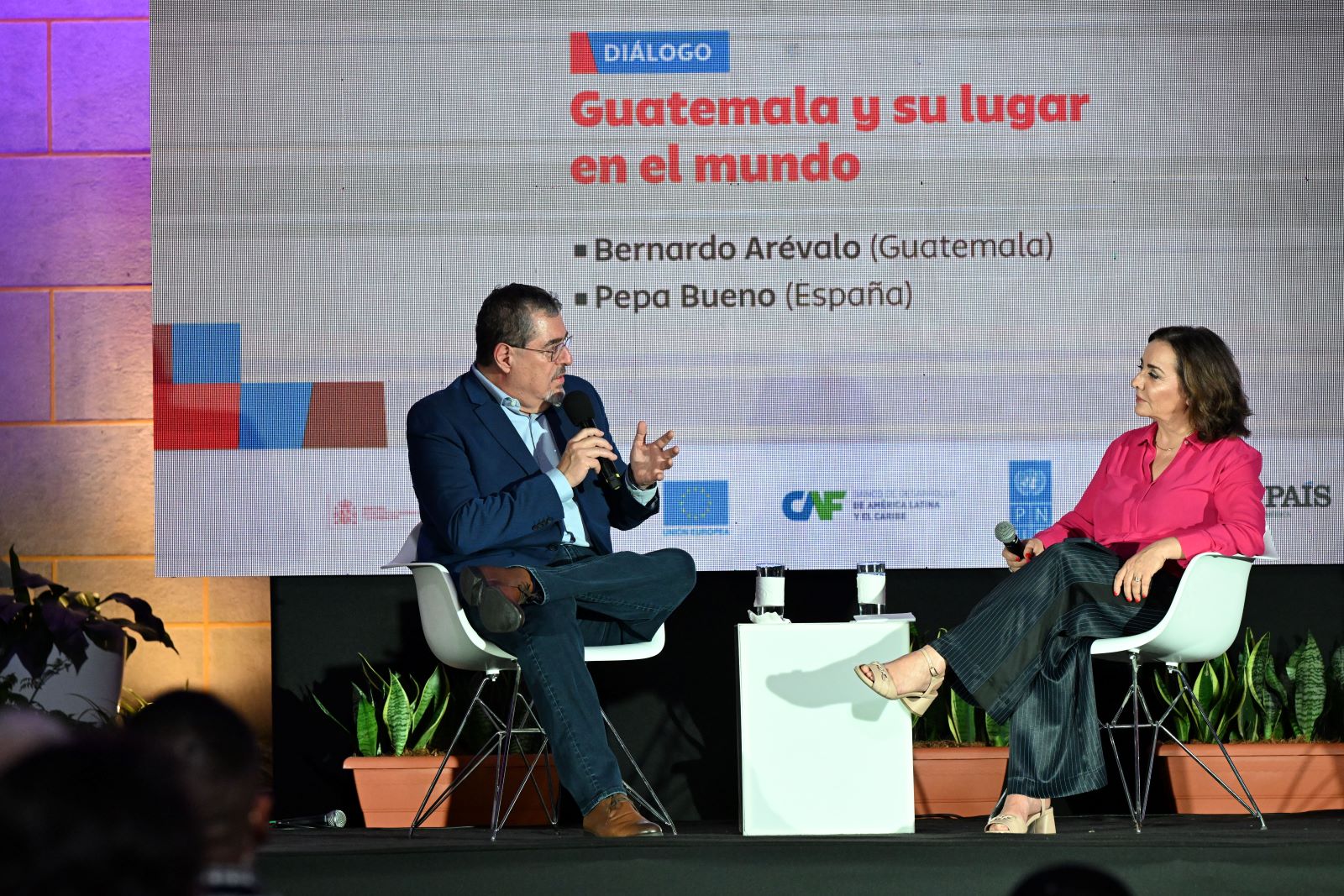 El presidente Bernardo Arévalo conversa con la periodista española Pepa Bueno durante el cierre del festival Centroamérica Cuenta.