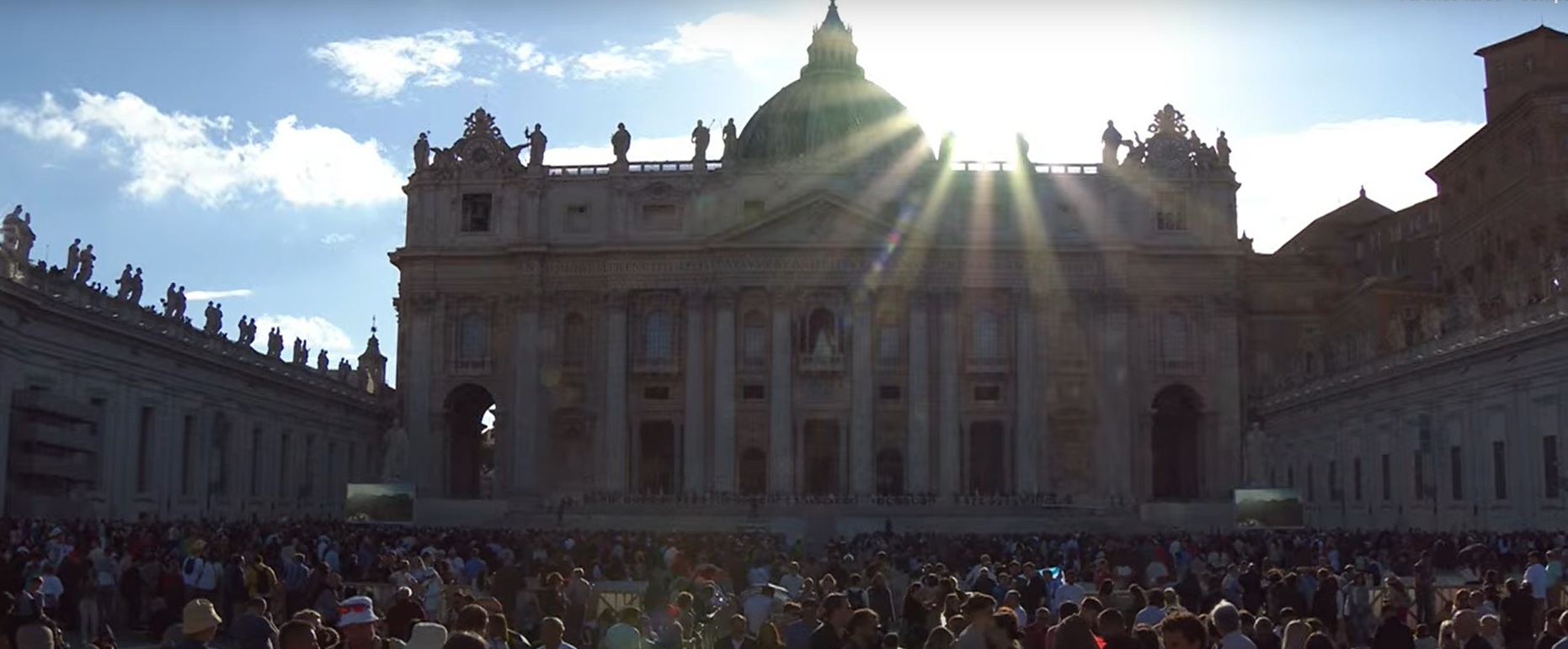 Miles de personas se congregan en la plaza de San Pedro en espera de la primera fumata, luego de que los cardenales se encerraran en cónclave para elegir al sucesor del papa Francisco.