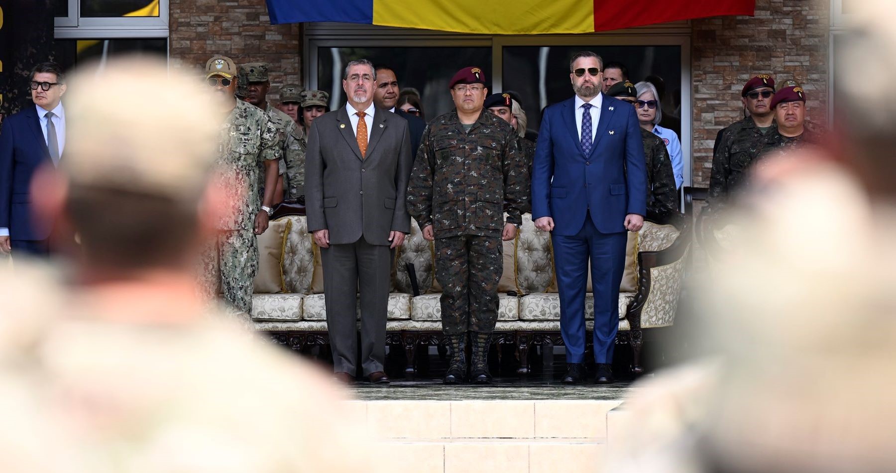 El presidente Bernardo Arévalo, el ministro de la Defensa, Henry Sáez, y el embajador de EE. UU., Tobyn Bradley, durante el cierre de los ejercicios Centam Guardian 2025. /Foto: Gobierno de Guatemala
