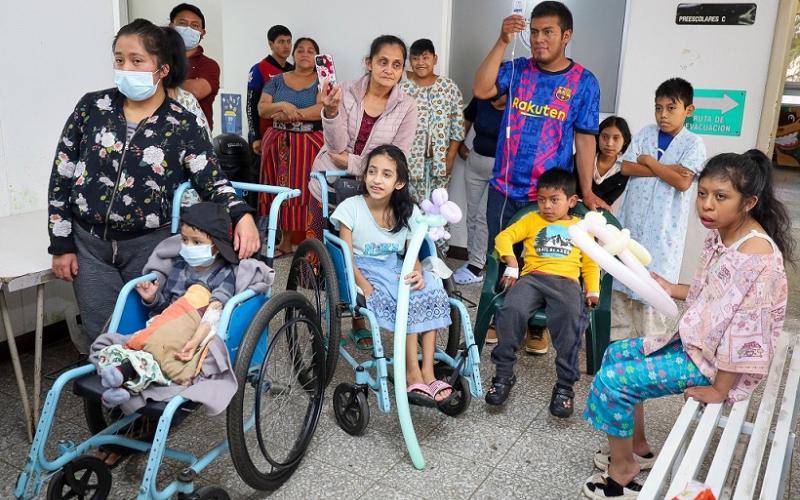 Pacientes del Hospital Regional de Occidente recibieron la visita de payasos para alegrar su día. / Foto: MSPAS.