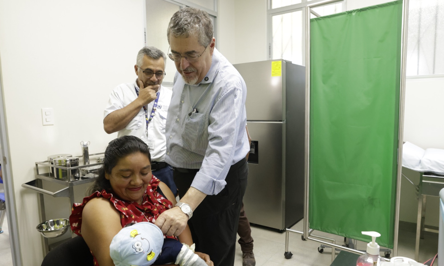 Presidente Arévalo en el nuevo centro de Salud de Tzalay, San Pedro Necta, Huehuetenango. / Foto: Dickéns Zamora.