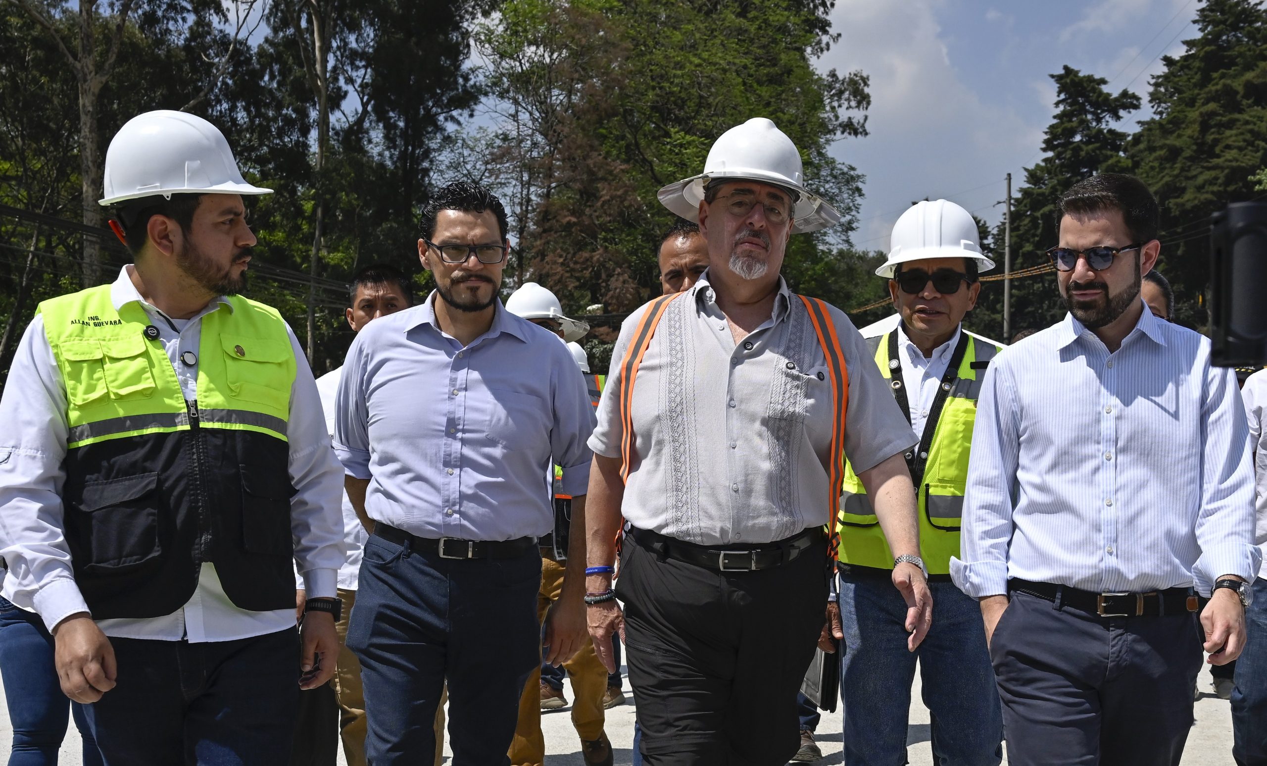 Presidente Arévalo supervisa trabajos en puente de ruta al Pacífico. / Foto: Álvaro Interiano.