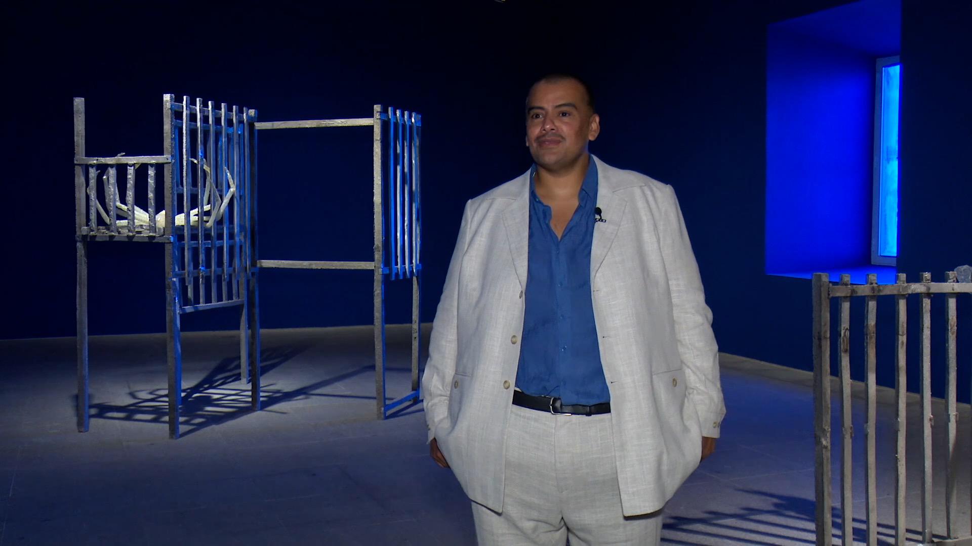 Naufus Ramírez-Figueroa, junto a parte de su obra "Cuna y arrullo", en el Museo Reina Sofía de Madrid.