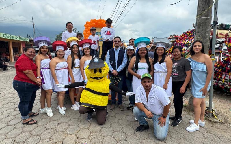 Salubristas de Chiquimula utilizaron disfraces para invitar a la población a participar en la Semana de Vacunación en las Américas.