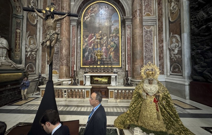 Virgen de la Esperanza y Cristo de la Expiración, en la Basílica de San Pedro. / Foto: EFE.