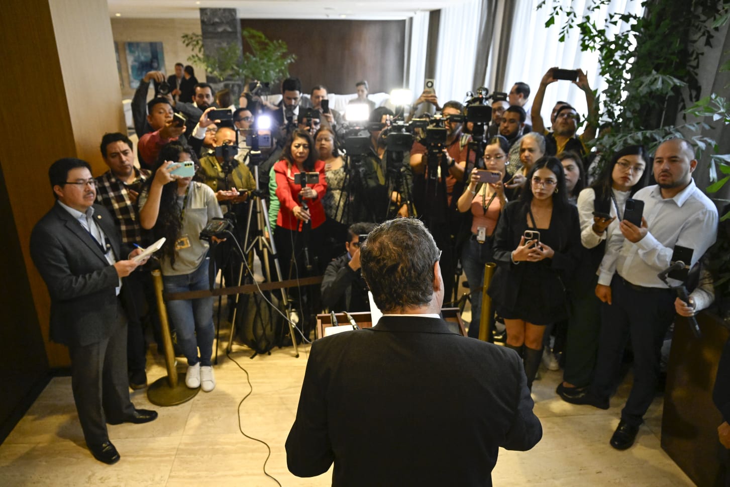 Presidente Arévalo brindando conferencia de prensa. / Foto: Byron de la Cruz