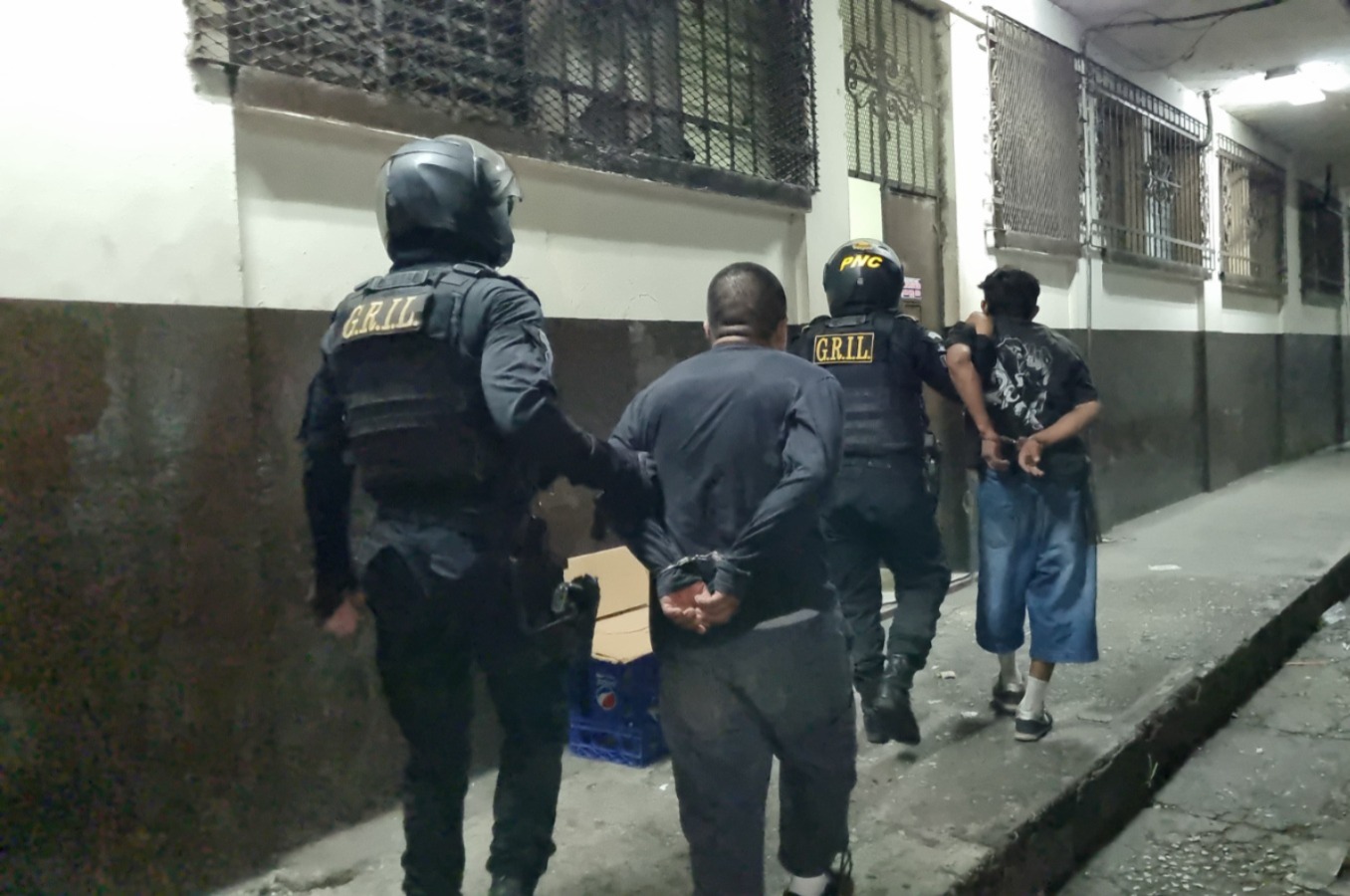 Ambos sujetos portaban una pistola de forma ilegal y tenían consigo una bolsa con marihuana. / Foto: PNC