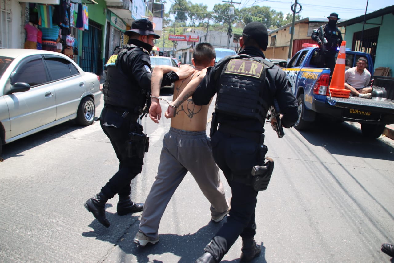 La PNC, a través de la Comisaría 14, ejecutó una operación que resultó en la detención de dos presuntos sicarios de la pandilla Barrio 18