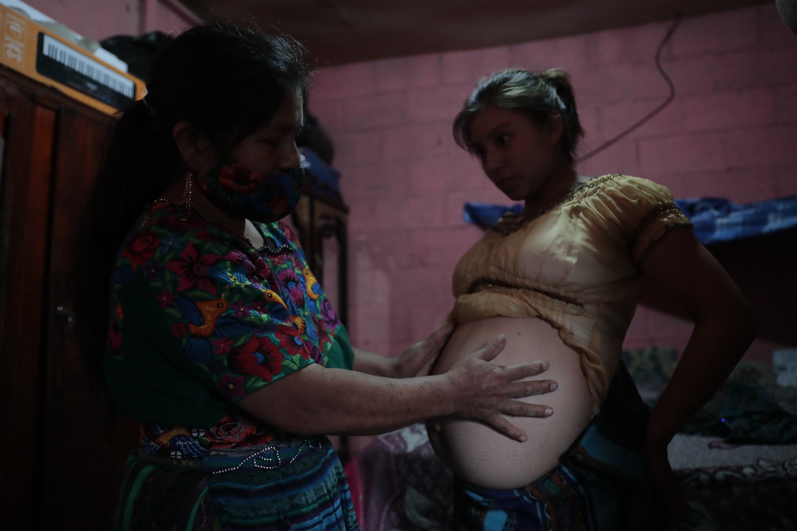 La comadrona Luisa Concobá atiende a una paciente durante el estado de gestación. / Foto: Noé Pérez