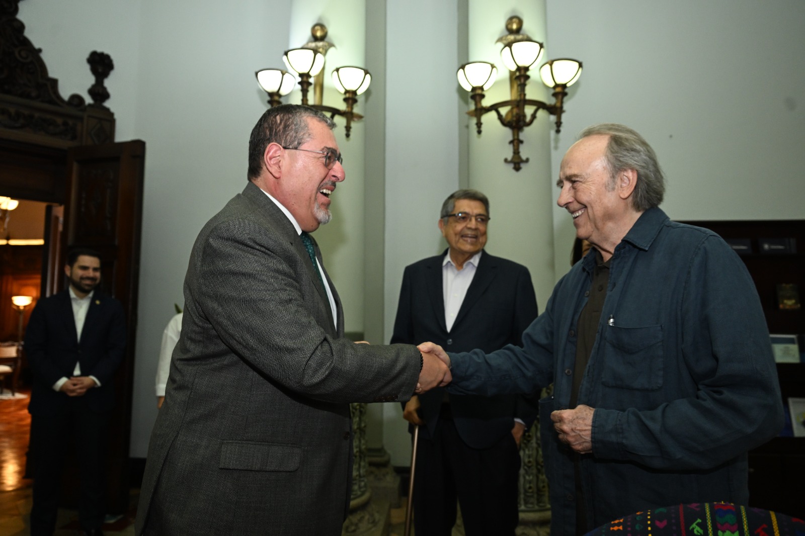 Presidente Arévalo junto a ambos escritores. / Foto: Byron de la Cruz.