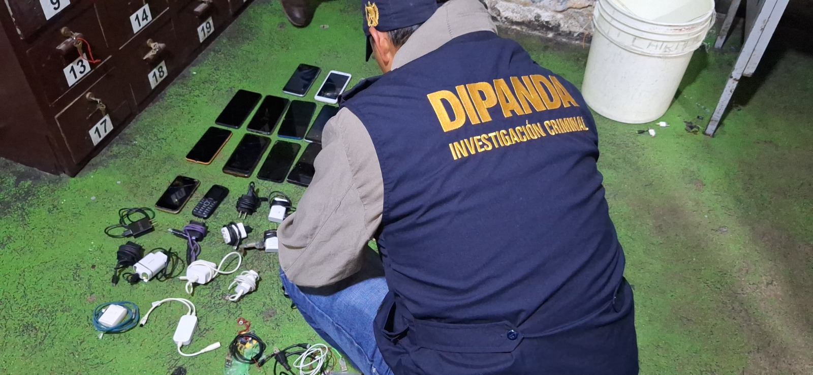 Cada número telefónico y memoria incautada será revisada minuciosamente por los peritos. / Foto: PNC