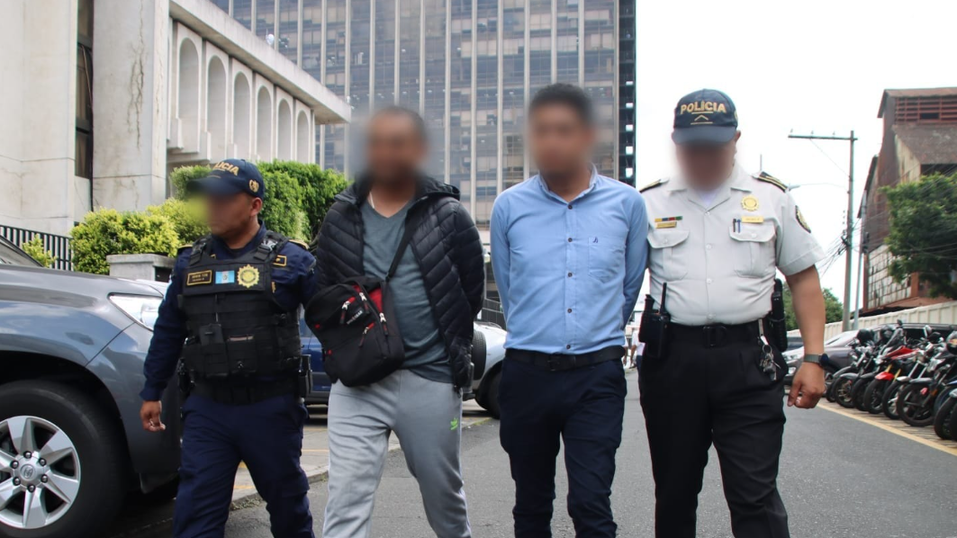 Dos presuntos asaltantes capturados en zona 9. / Foto: PNC.