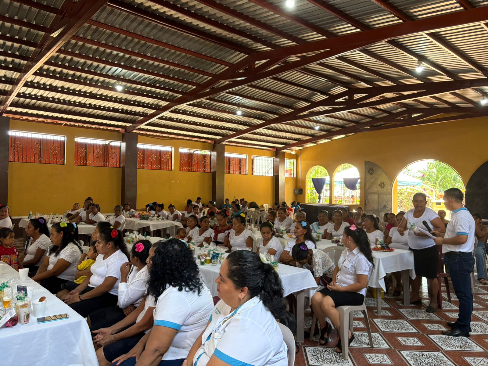 Clausuran Programa Beca Social Artesano y brindan apoyo económico a mujeres en San Juan Tecuaco