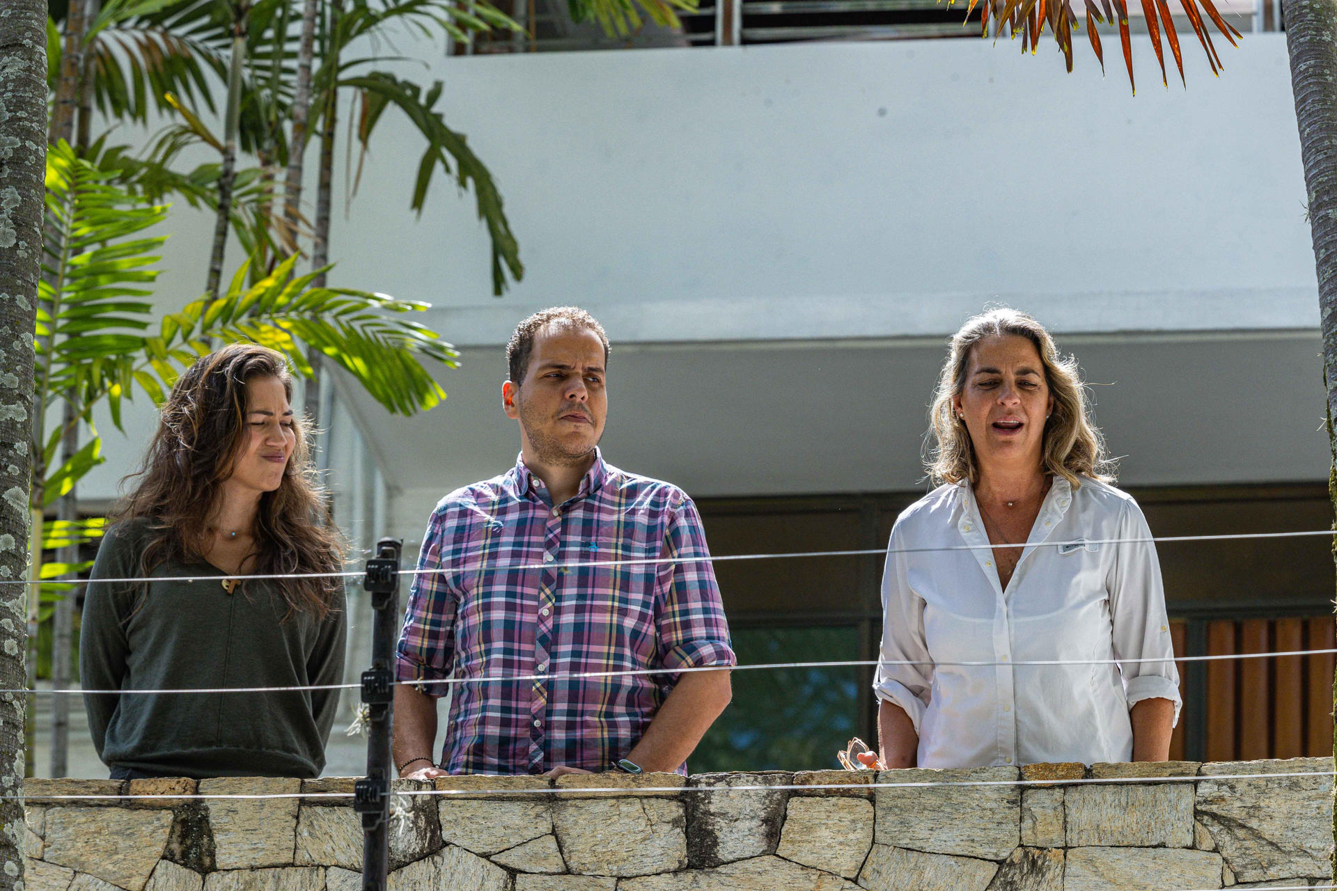 Fotografía de archivo del 1 de agosto de 2024 de los opositores venezolanos Claudia Macero (i), Pedro Uchurrurtu (c) y Magalli Meda, asilados en la Embajada de Argentina en Caracas (Venezuela). / Foto: EFE.