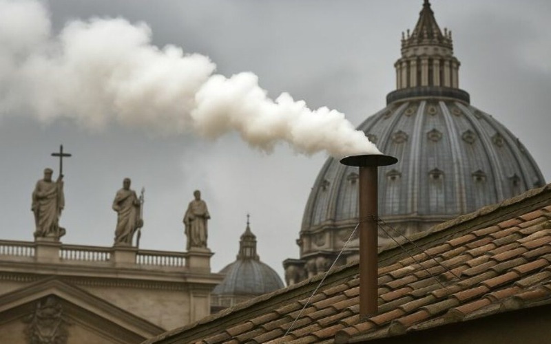 Habemus Papam: Humo blanco confirma elección de nuevo Papa en El Vaticano