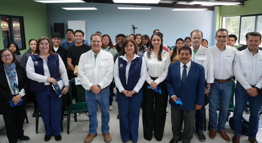 Con iniciativas como esta, el Estado apuesta por una juventud protagonista del cambio y con posibilidades reales de construir un futuro en su propio país. / Foto Vicepresidenta