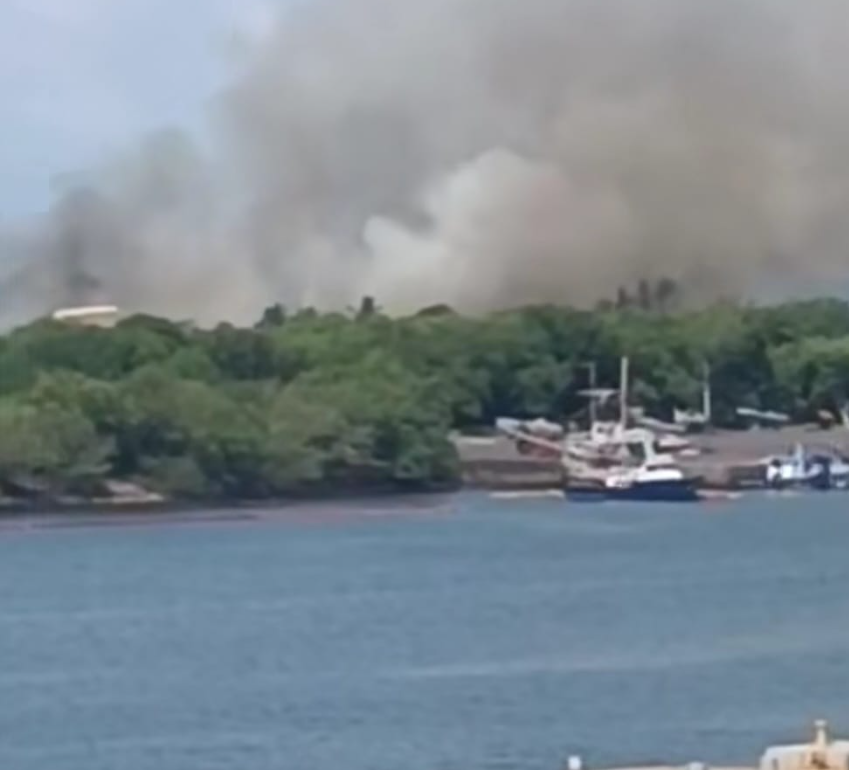 Combaten incendio en el Comando Naval del Pacífico. / Foto: Conred.