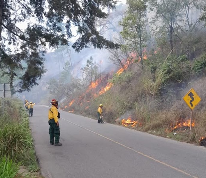Cierre temporal de paso hacia San Martín Jilotepeque por incendio forestal