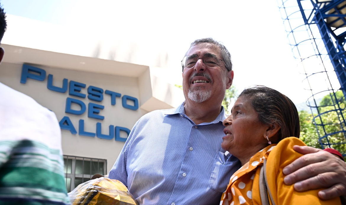 Presidente Arévalo con una de las mujeres beneficiadas con el nuevo puesto de Salud en El Tzalay. / Foto: Álvaro Interiano.