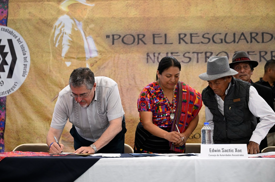 Presidente Arévalo con líderes del pueblo "kaqchikel" de Santiago Sacatepéquez. / Foto: Byron de la Cruz.