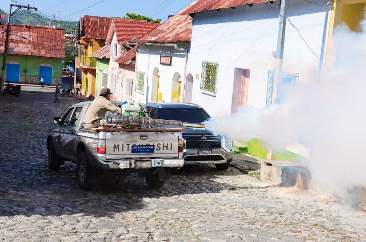 Prevención del dengue avanza con jornadas de fumigación en Petén