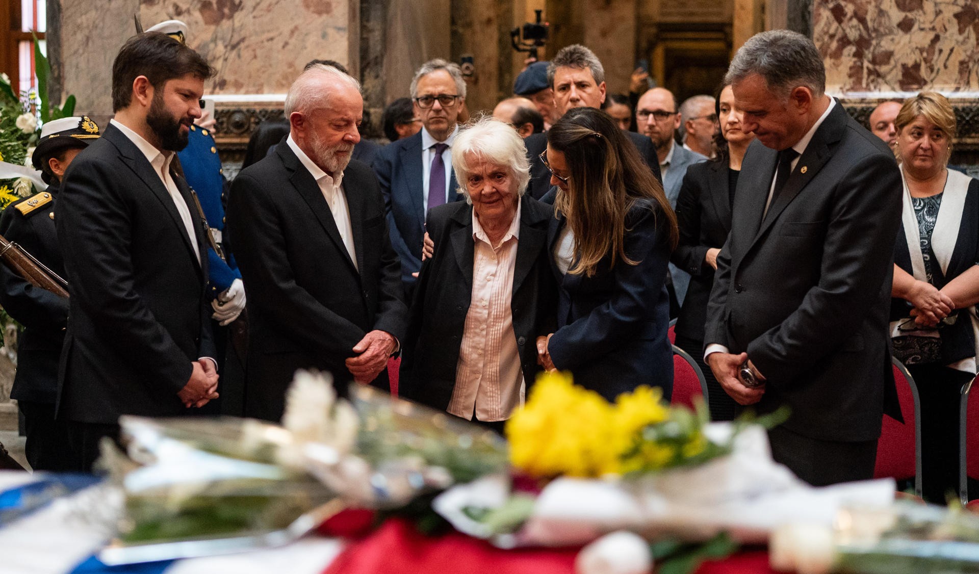 El presidente de Chile, Gabriel Boric; el presidente de Brasil, Luiz Inácio Lula da Silva; y el presidente de Uruguay, Yamandú Orsi, acompañando a la exvicepresidenta de Uruguay Lucía Topolansky, viuda del expresidente uruguayo José "Pepe" Mujica, este jueves durante el velorio en el Palacio Legislativo de Montevideo, Uruguay. / Foto: EFE.