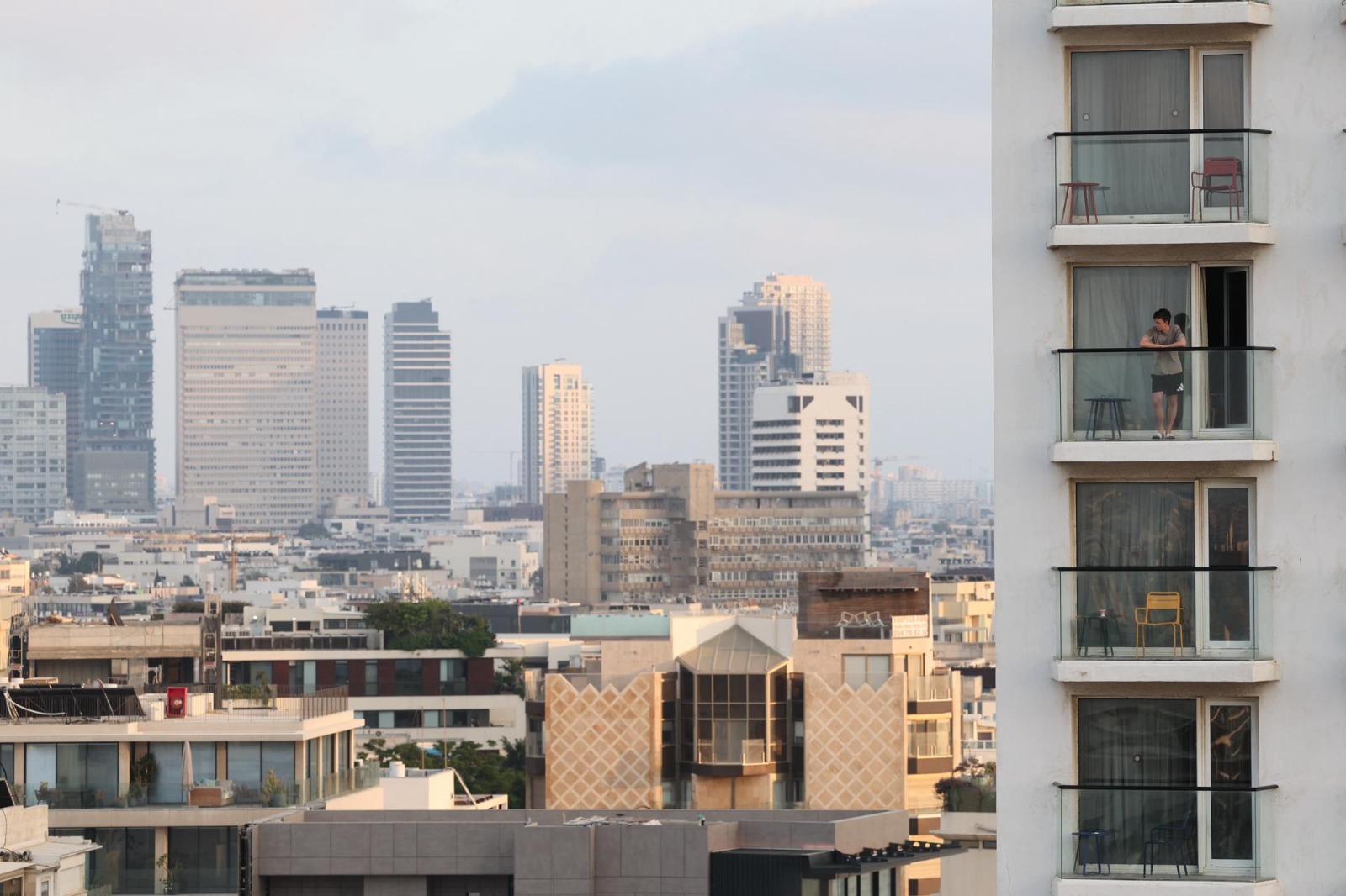 Un hombre se encuentra en un hotel con vistas al horizonte de Tel Aviv en medio de las continuas amenazas de ataques con misiles balísticos iraníes en todo el país, en Tel Aviv, Israel, el 17 de junio de 2025. Foto: EFE