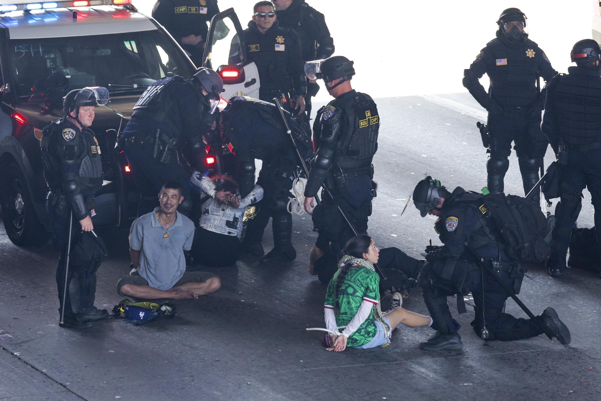 Migrantes arrestados en Los Ángeles, nacionalidad desconocida. / Foto: EFE.