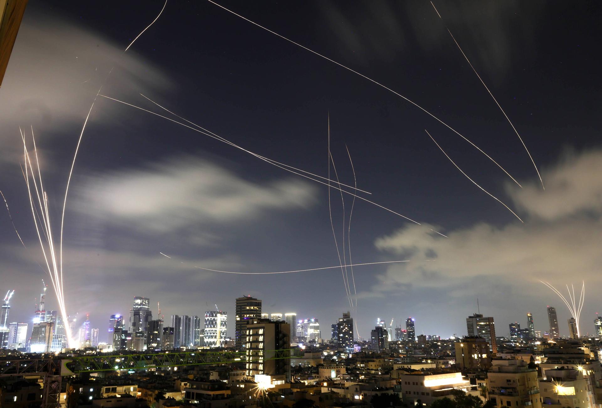 El Domo de Hierro de Israel interceptando misiles lanzados desde Irán sobre Tel Aviv. / Foto: EFE.
