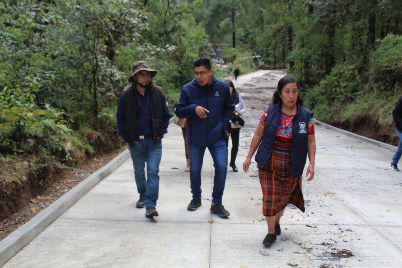 Supervisan avance de mejoramiento de camino rural en Momostenango