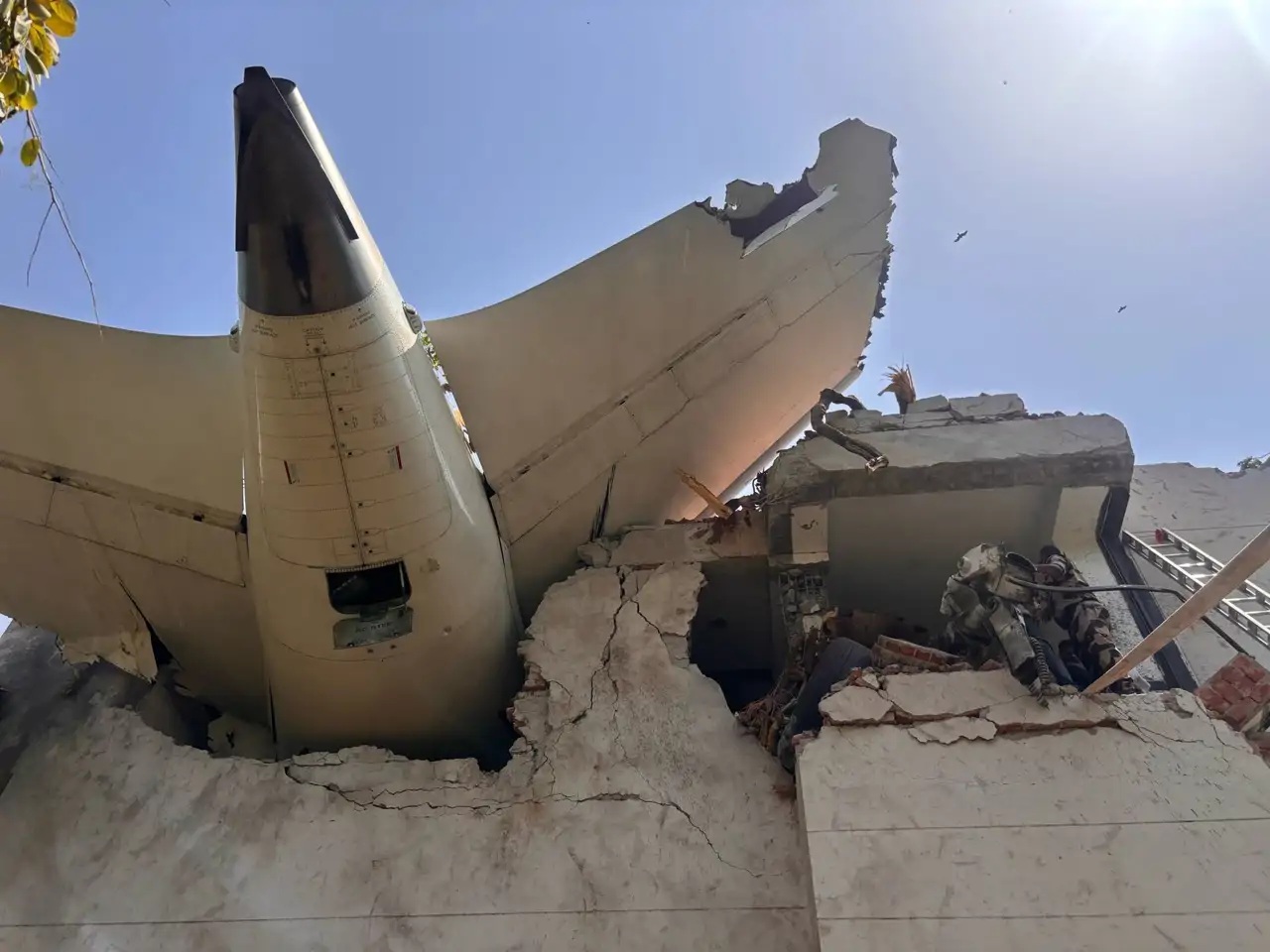 Recuperan al menos 265 cuerpos tras el siniestro del avión de Air India