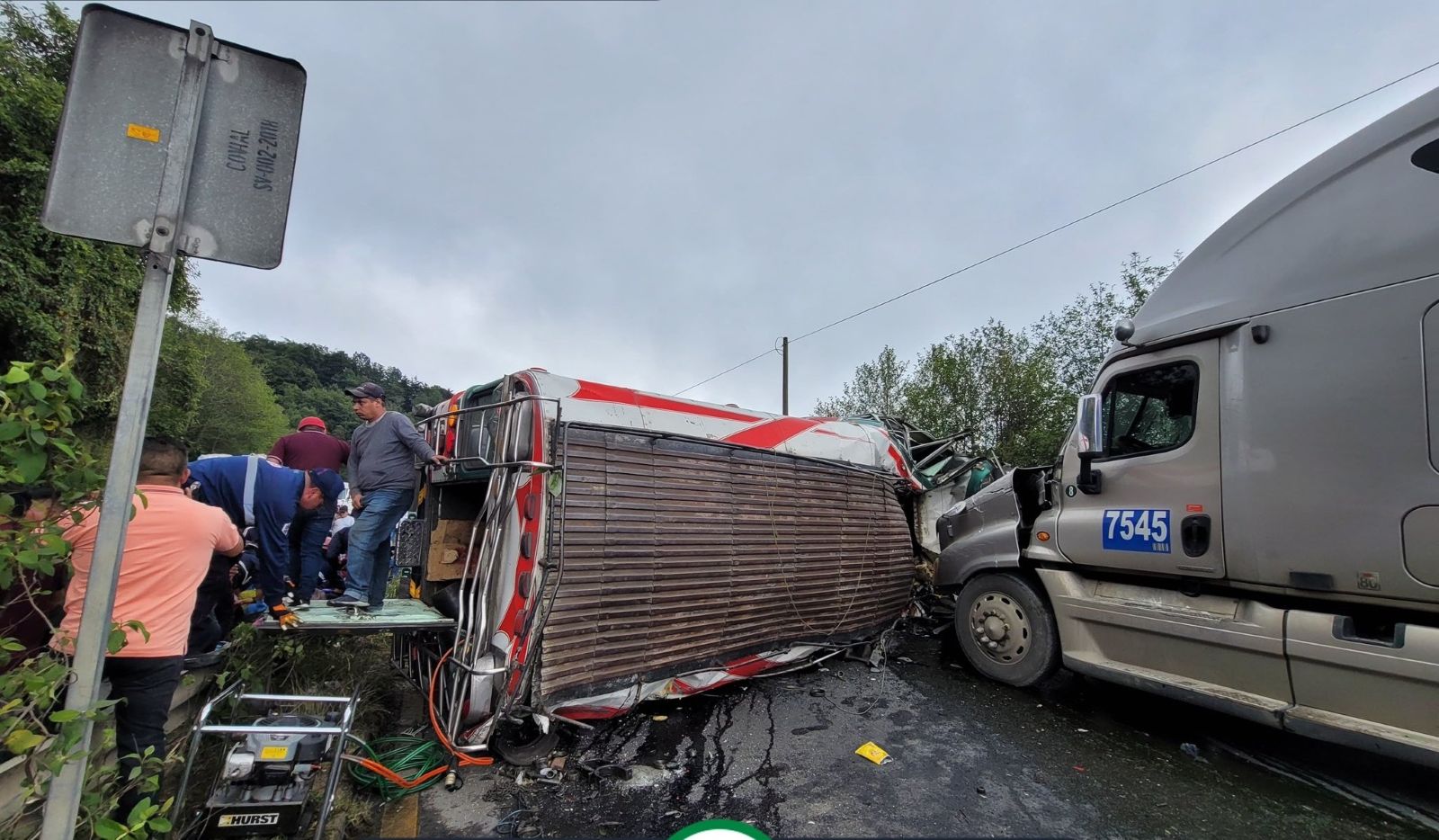 Debido al accidente ocurrido en el km 91.5 de la ruta Interamericana, tres personas fallecieron y 10 fueron trasladadas a un centro asistencial.