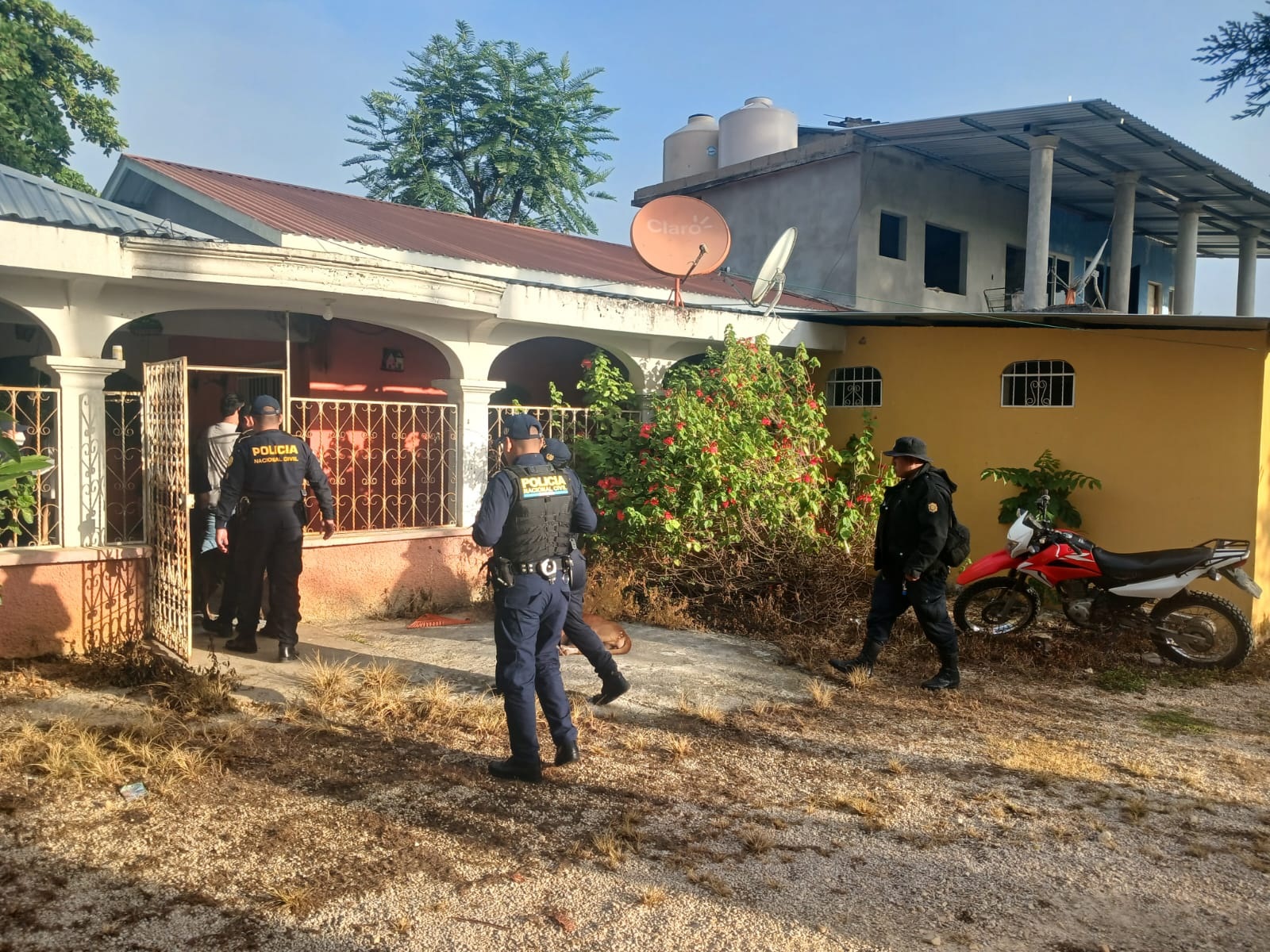 Agentes de la PNC, durante uno de los allanamientos que se ejecutaron este domingo en Petén.
