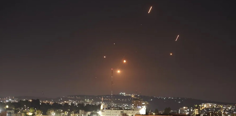 Israel lanza nuevo ataque con misiles a posiciones estratégicas de Irán, mientras se defiende de ofensiva iraní.