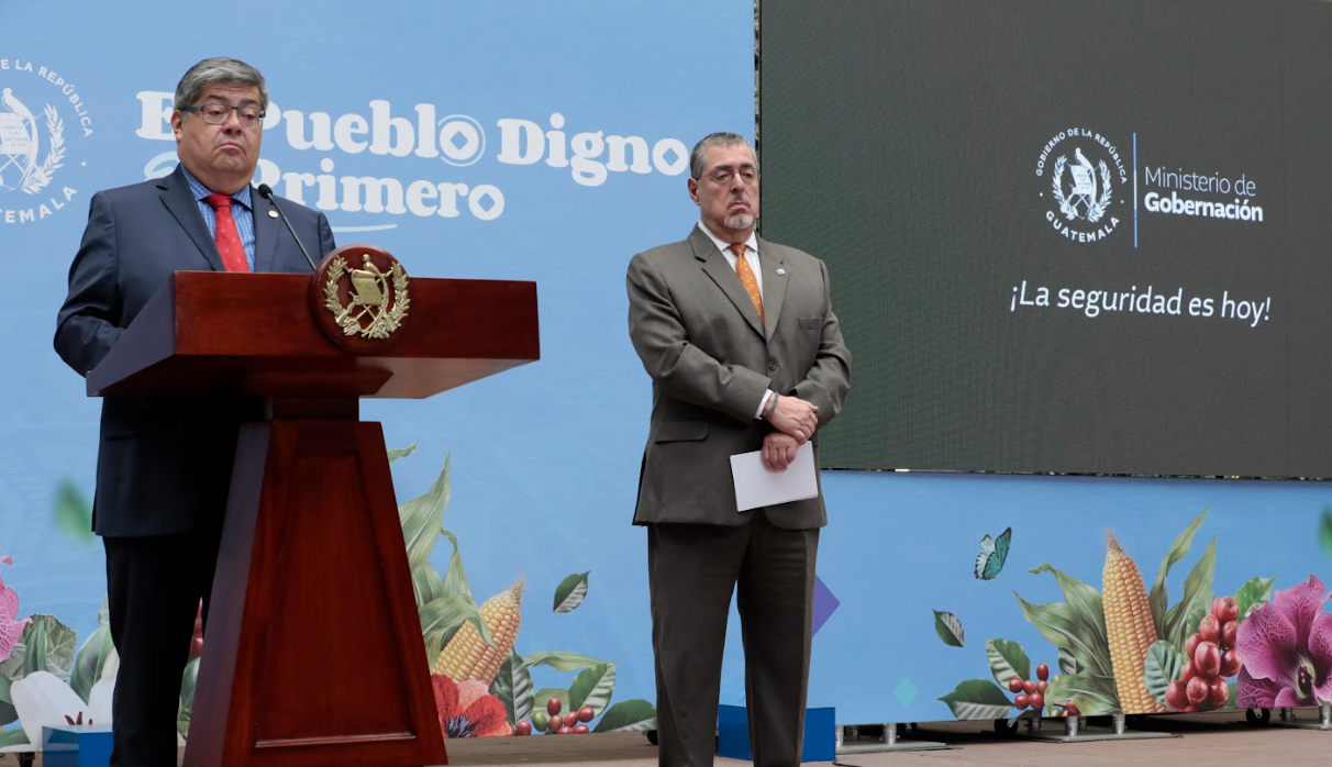 El Presidente hizo un llamado a los nuevos funcionarios para fortalecer los planes de control y enfrentar la delincuencia. / Foto: Alex Jacinto