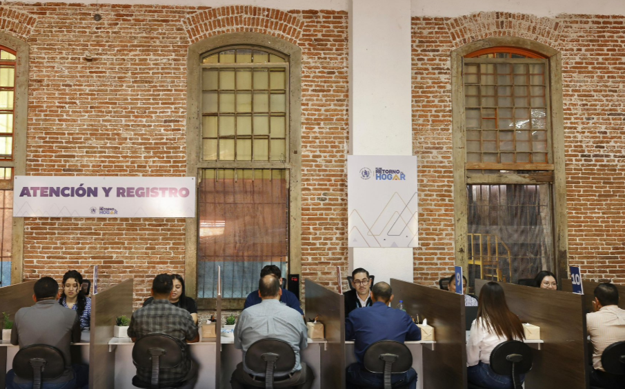 El Centro de Atención y Registro para migrantes guatemaltecos retornados articula varios servicios. (Foto: Vicepresidencia)