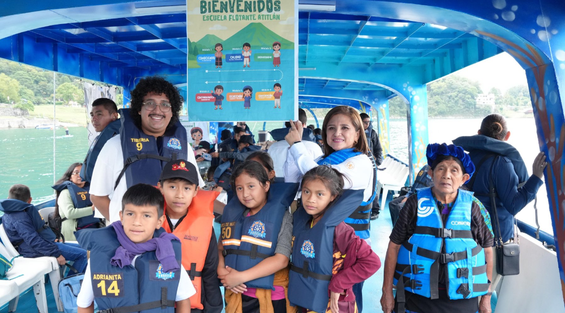 Presidenta en funciones entrega capital semilla e inaugura escuela flotante de ciencia durante su gira por Sololá