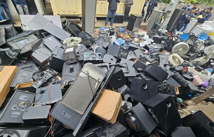 No solo se retiraron artículos que mejoraban las condiciones materiales de los reclusos, sino que también fueron localizados dispositivos electrónicos. / Foto: PNC