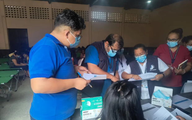 Equipos de salubristas brindan atención en albergues instalados por la emergencia del volcán de Fuego. (Foto: MSPAS)