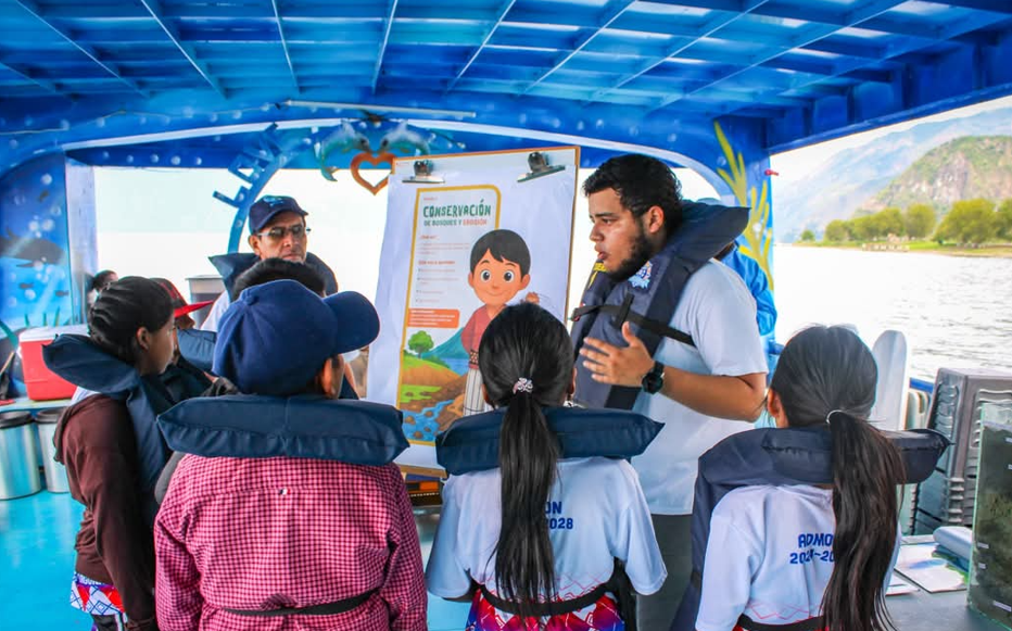 La escuela flotante es una iniciativa para fomentar los conocimientos de la biodiversidad del lago Atitlán. (Foto: Amsclae)