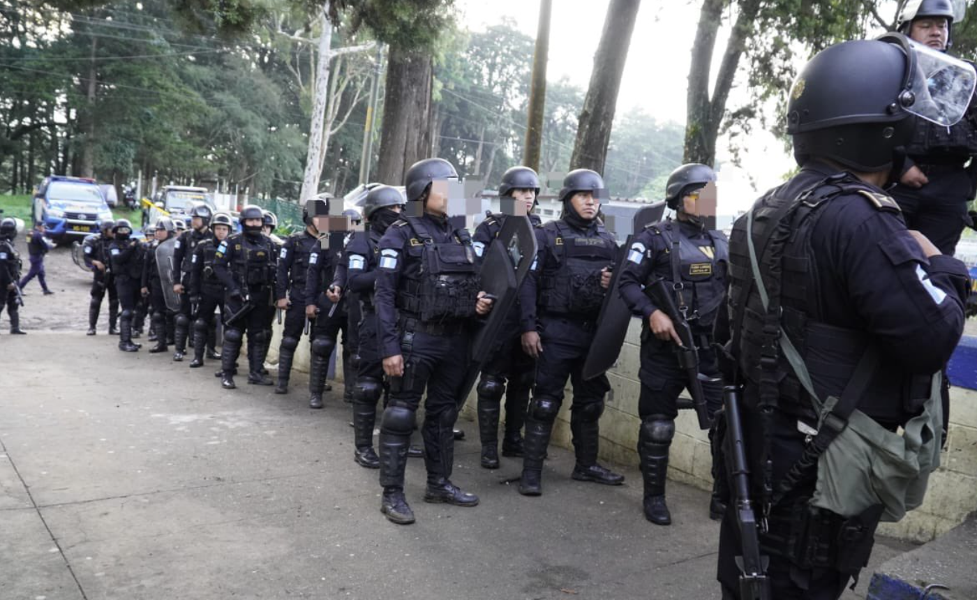 La Policía Nacional Civil ingresaron al Centro de Detención para Hombres Fraijanes II. / Foto: PNC