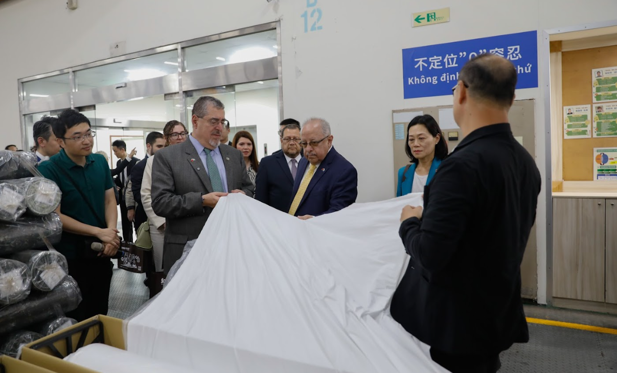 Presidente Bernardo Arévalo visita empresa textil en Taipéi