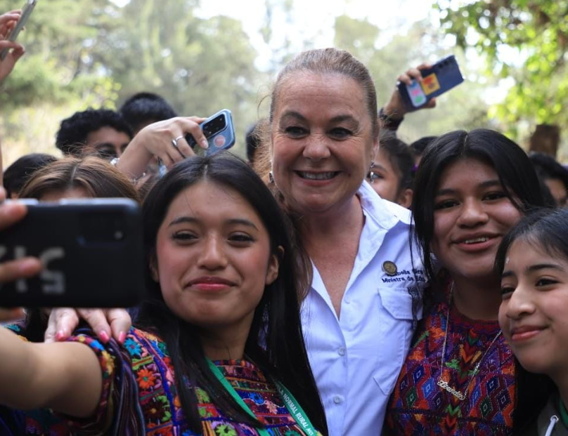 Ministra de Educación supervisa clases: “Gracias al magisterio comprometido, estudiantes, padres, madres de familia”
