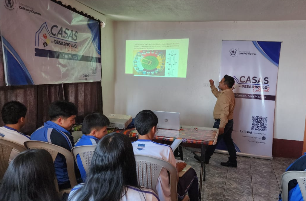 Desarrollan taller formativo sobre el uso del Calendario Maya Mam./Foto: ALMG.