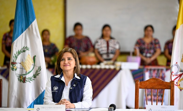 La presidenta en funciones, Karin Herrera participó en diálogo por el desarrollo de Santo Domingo Xenacoj. (Foto: Byron de la Cruz)