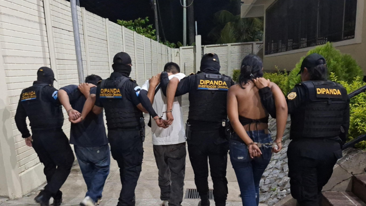 Aprehensión de Armando, de 24 años; Kevin, de 22; Darlin, de 18; y un adolescente de 17 años. / Foto: PNC
