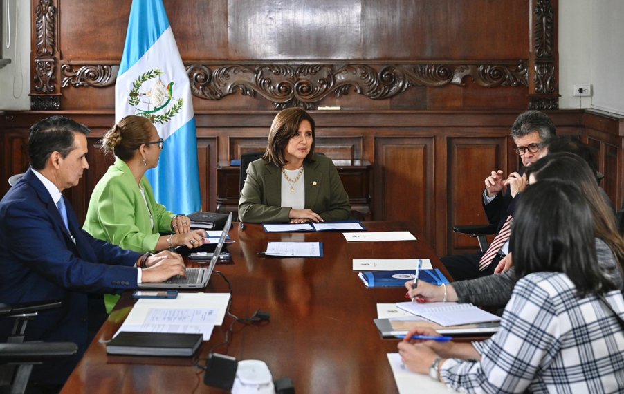Presidenta en funciones se reunió con autoridades del ministerio de Salud Pública y Asistencia Social. (Foto: vicepresidencia)
