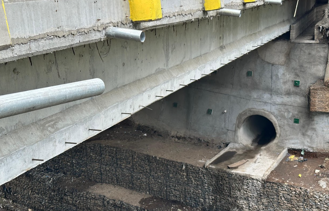 Ejecutan trabajos en el sistema de drenaje en el km 17.5 de la CA-9 Sur./Foto: CIV.