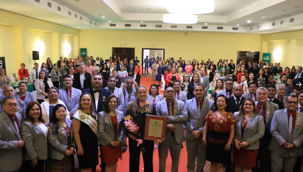 Ministra de Educación recibe distinción por su trayectoria. (Foto: Mineduc)