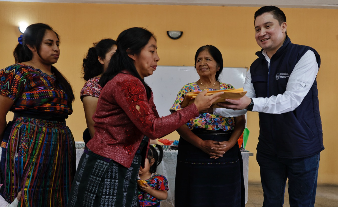 Viceministro de Desarrollo Urbano y Vivienda recibió solicitudes de subsidios habitacionales./Foto: CIV.